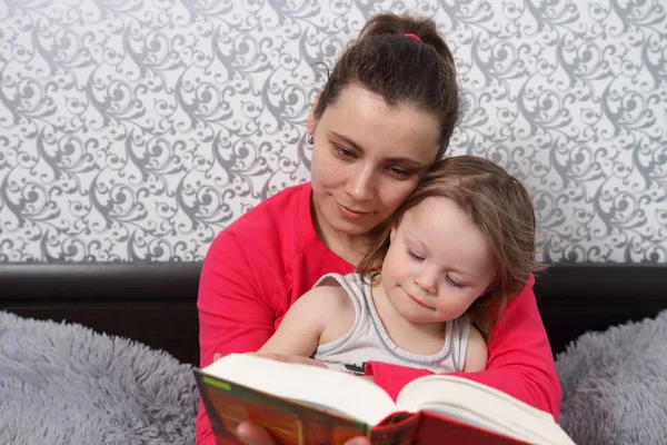 Mom reads fairy tale to her daughter — Stock Photo, Image