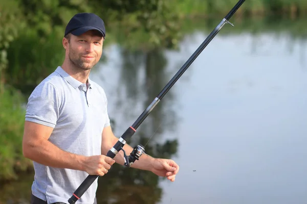 Porträt eines Fischers mit Angelrute am See — Stockfoto