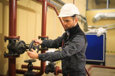 Mühendis Endüstriyel boru hattı üzerinde geçit Vana kapatır