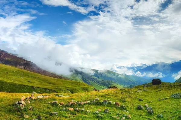 Mountain valley on sunny day — Stock Photo, Image