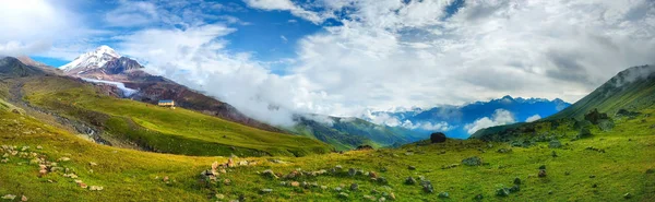 Vista panorámica de las montañas del Cáucaso con el pico del monte Kazbek —  Fotos de Stock