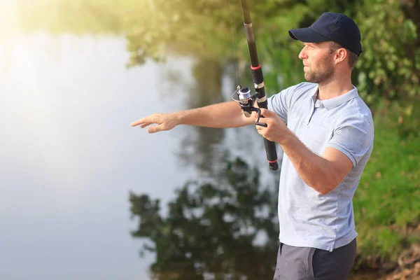 Pêcheur avec filature. Capturer des poissons au bord de la rivière — Photo