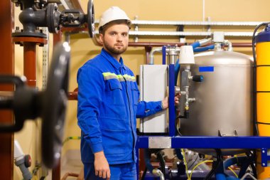 Teknisyen işçi rafineri petrol ve doğal gaz üzerinde