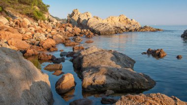 Deniz plaj İspanya. Su kıyılarında taşlar. Deniz manzara İspanyol Beach