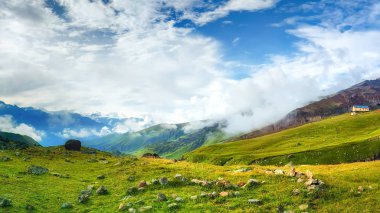 Güzel manzara parlak yaz gününde dağ Vadisi üzerinde. Vahşi dağlar doğa.