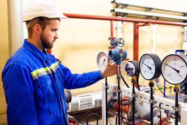 Teknisyen işçi rafineri petrol ve doğal gaz üzerinde basınç manometreler denetler.