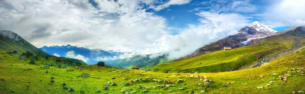 Panorama vista sobre o vale das montanhas com pico Kazbek — Fotografia de Stock