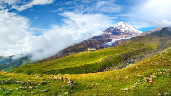 Monte Kazbek. Montañas paisaje. Valle georgiano —  Fotos de Stock