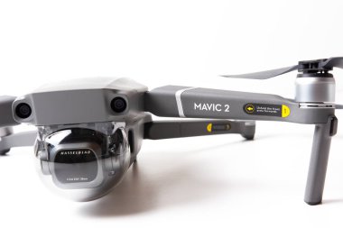 Berlin, Almanya - 21 Kasım 2018: yeni drone ile DJI indeks işlem Mavic 2 pro beyaz arka plan üzerinde izole hasselblad fotoğraf makinesi ile yakın çekim görünümü