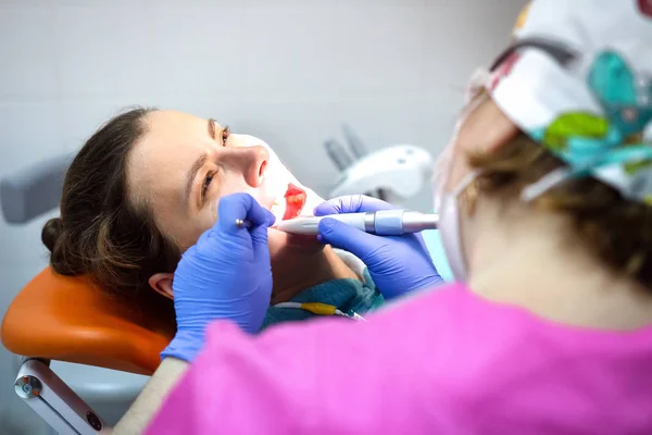 Diş hekimi hastanın diş diş kliniği içinde davranır. — Stok fotoğraf