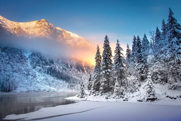 Winter berglandschap van Morskie oko in Tatra national park bij zonsopgang — Stockfoto