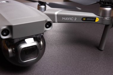 Berlin, Almanya - 21 Kasım 2018: quadcopter ile DJI indeks işlem Mavic 2 siyah arka plan üzerine yeni Hasselblad fotoğraf makinesi ile pro.
