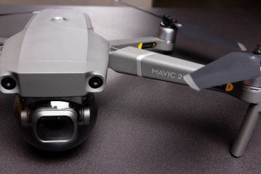 Berlin, Almanya - 21 Kasım 2018: siyah arka plan üzerine Modern yeni ile DJI indeks işlem Mavic 2 pro dron.