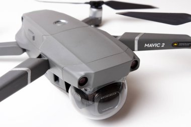 Berlin, Almanya - 21 Kasım 2018: Drone ile DJI indeks işlem Mavic 2 beyaz arka plan üzerinde pro.