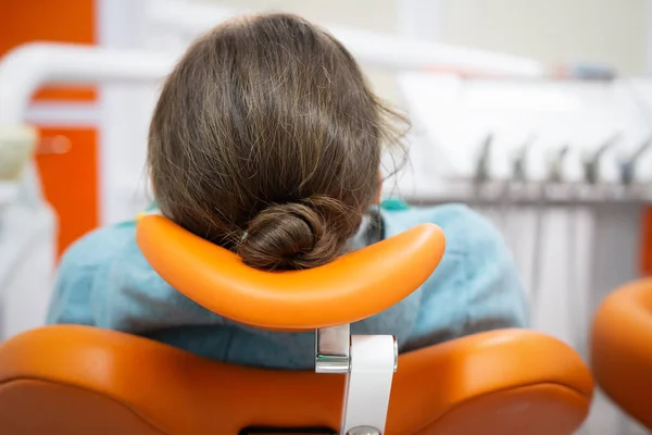 Paciente en silla dental en recepción en dentista —  Fotos de Stock