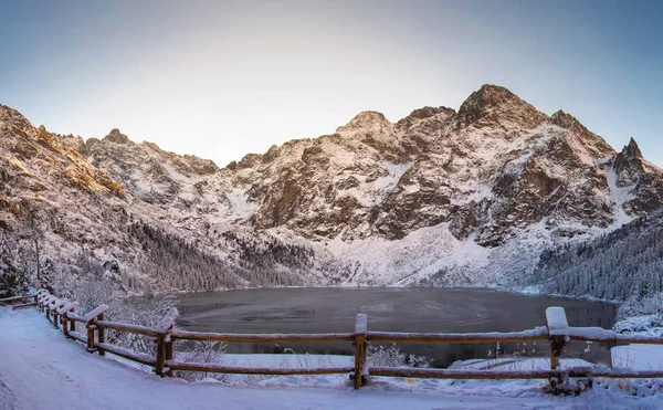 Schneebedecktes Tatra-Gebirge in winterfrostiger Landschaft. Bergsee Morskie oko — Stockfoto
