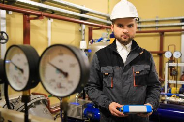 basınç manometreler kontrol işçi ve gates vanalar inceliyor