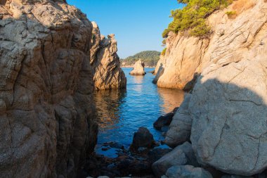 Defne, Akdeniz, İspanya. Cliff deniz plaj Lloret de Mar