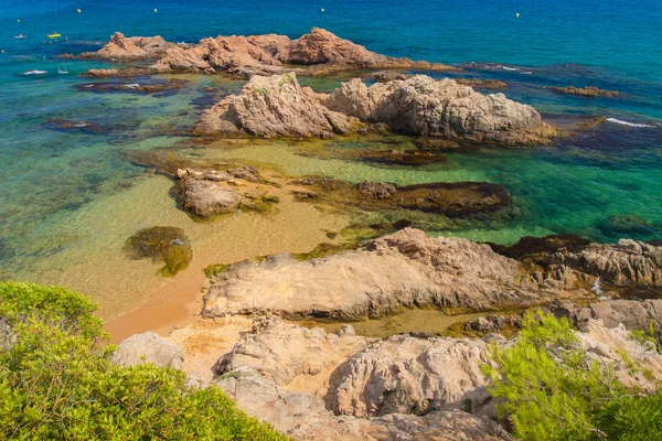 Acantilado en la playa del mar en el Mediterráneo en el día soleado, España —  Fotos de Stock