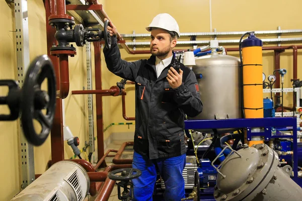 Teknisyen mühendis kapı kapak üzerinde petrol rafinerisi boru hattı açılır