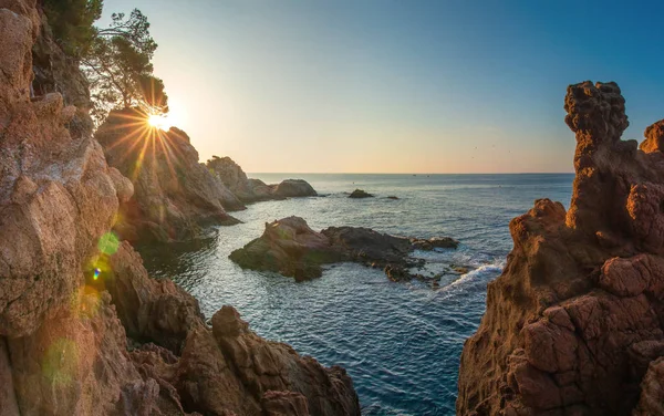 Salida del sol en el mar Mediterráneo, Costa Brava, España — Foto de Stock