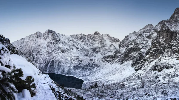 Karlı dağlar. Kış dağ