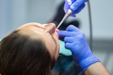 diş hekimi diş muamelesi yapıyor.