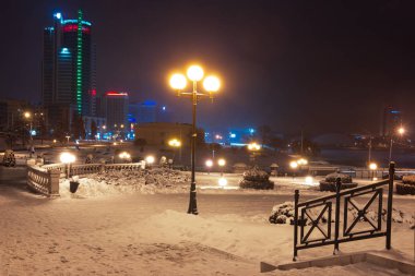Akşam Minsk street, Beyaz Rusya. Noel zamanı Minsk.