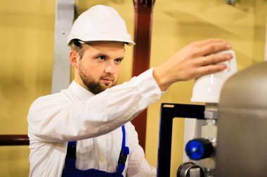 Sanayi fabrikasında çalışan bir adam.