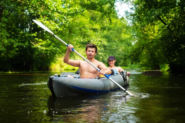 Freunde im Kanu mit Rudern auf wildem Fluss — Stockfoto