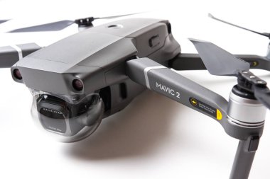 Robot ile DJI indeks işlem Mavic beyaz arka plan üzerinde izole 2 pro