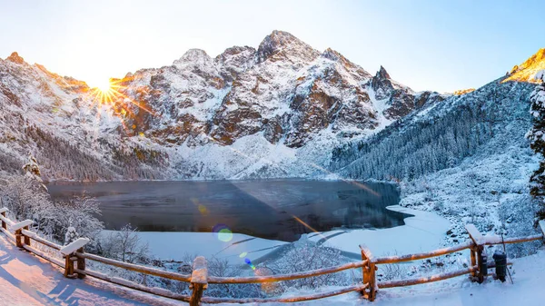Montagne invernali all'alba — Foto Stock