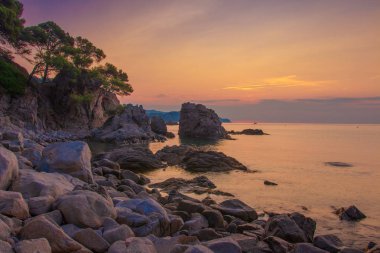Sabah deniz manzarası gündoğumu, Mallorca kayalık plaj