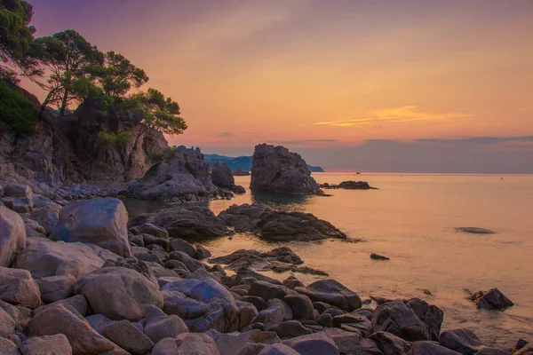 Paisaje marino matutino al amanecer en la playa rocosa de Mallorca — Foto de Stock