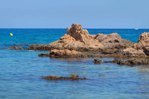 Морское синее море и скала в солнечный ясный день — стоковое фото