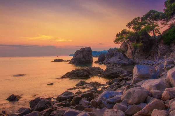 Salida del sol en la costa de Ibiza. Naturaleza española al amanecer — Foto de Stock