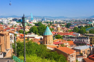 Güneşli yaz gününde Tbilisi üzerinde güzel manzara