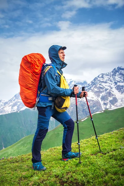 Viajante com mochila nas montanhas. Caminhadas em trilha de montanha . — Fotografia de Stock