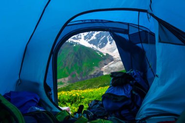 Turist çadır dağlardan görüntüleyin