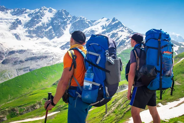 Wandelen in de bergen. Wandeltochten in voorjaar berg — Stockfoto