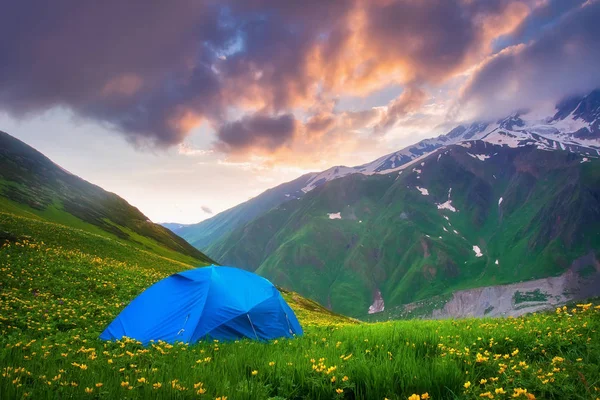 Zelt in den Bergen bei Sonnenuntergang — Stockfoto