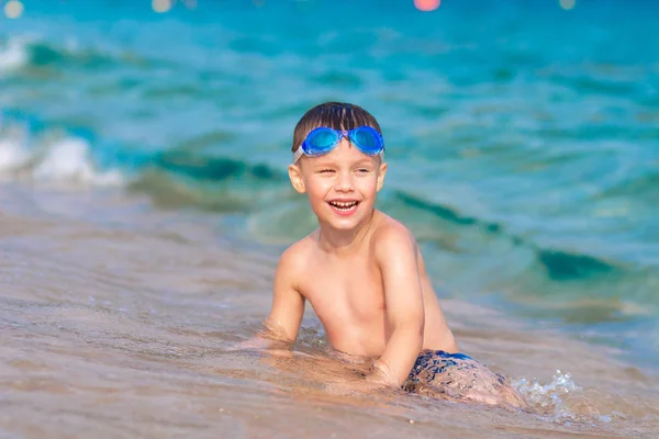 Boy berenang di laut — Stok Foto