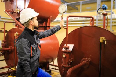 Petrol tanklarında basınç göstergesi kontrol teknisyeni
