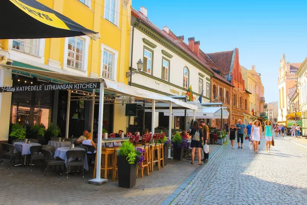 Centre-ville de Vilnius avec les touristes le jour de l'été, Lituanie — Photo