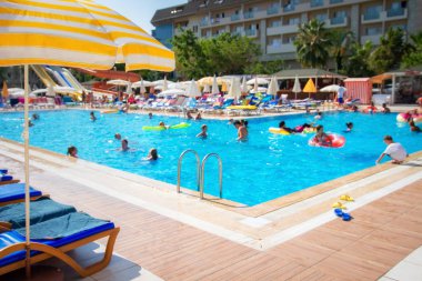 Yüzme Havuzu zemin üzerine bulanık turist