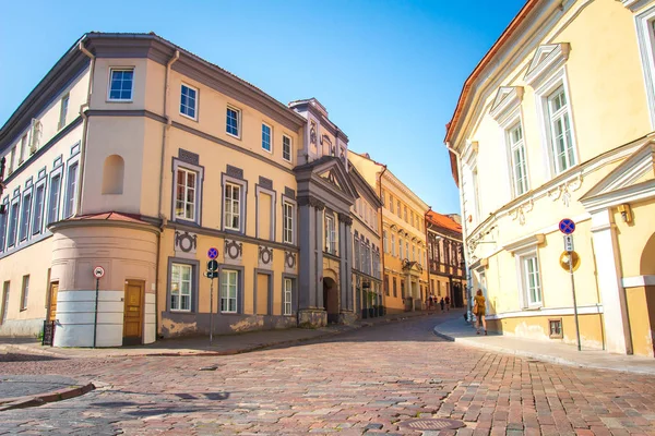 Vilnius straat in de oude stad op zomerdag, Litouwen. — Stockfoto