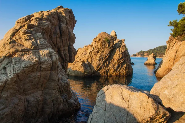 Paisaje marino con rocas en la costa del mar en España — Foto de Stock