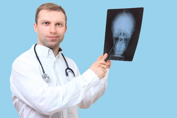 Manliga läkare med röntgen. — Stockfoto