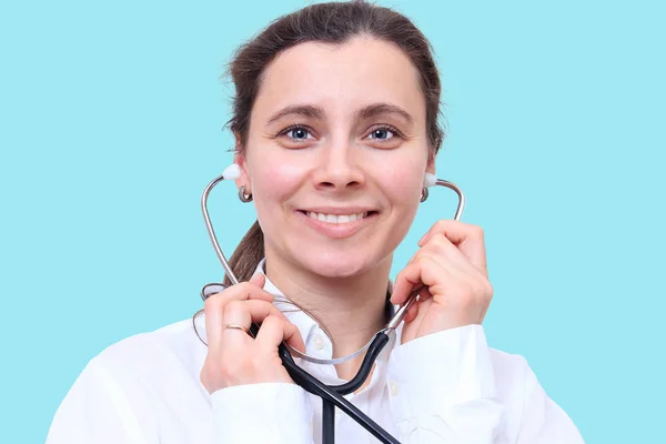 Впевнена жінка-лікар зі стетоскопом — стокове фото