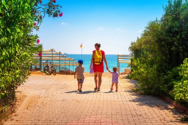 Familia ir a la playa del mar — Foto de Stock